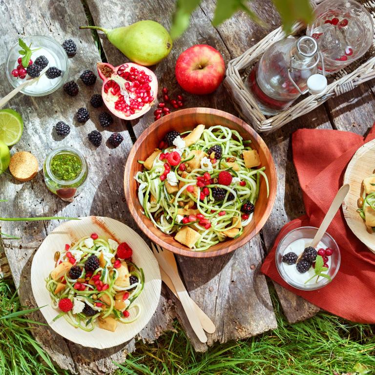 zucchini spaghettisallad