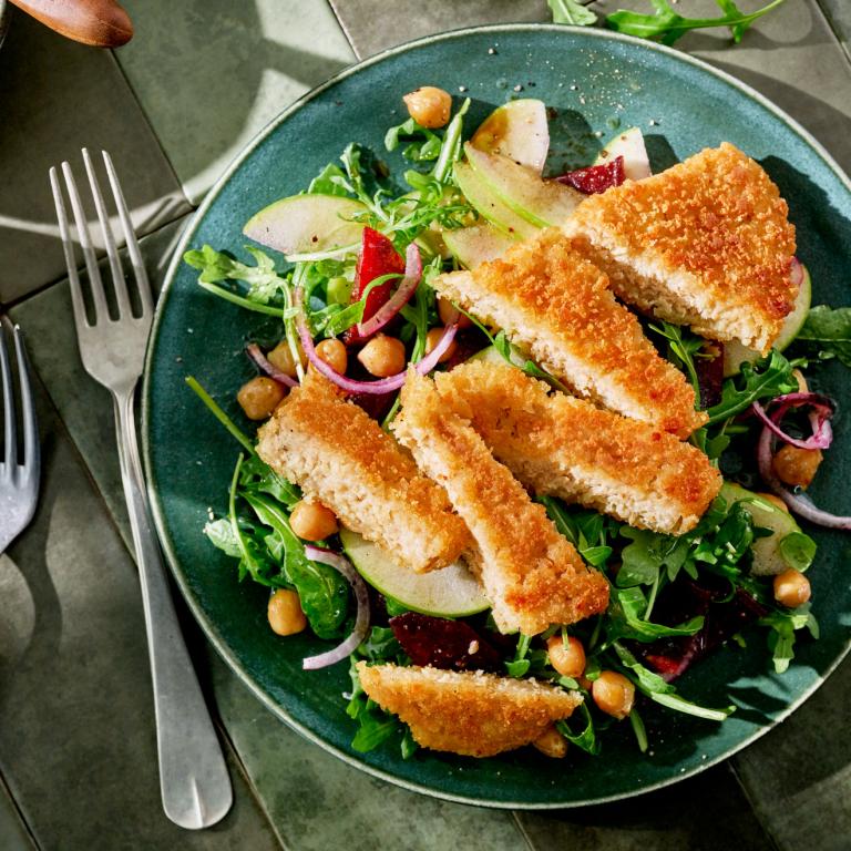 Crispy Salad with Green Apple, Chickpeas and Vegan Schnitzel Crispy Salad with Green Apple, Chickpeas and Vegan Schnitzel