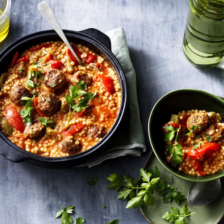 One-Pan Pearl Couscous med gulasch